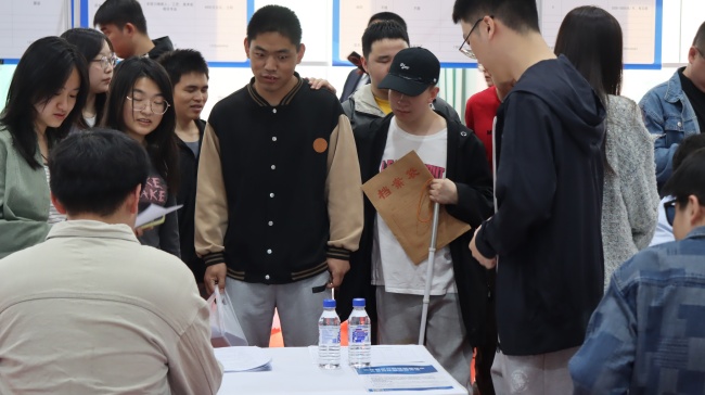 图为招聘会现场